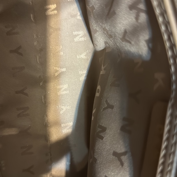 DKNY NWOT  small handbag natural with zipped top chain and cream straps - Picture 8 of 10